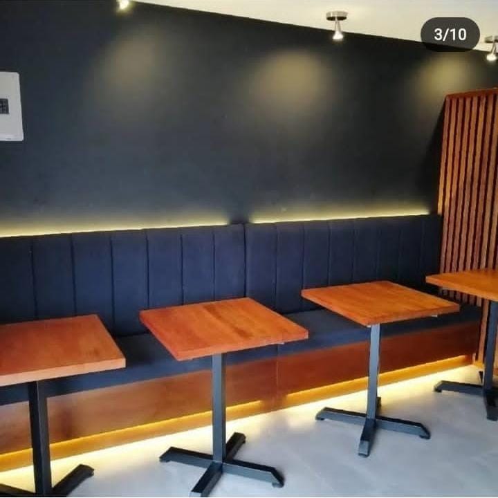 Mesa cuadrada con patas en cruz